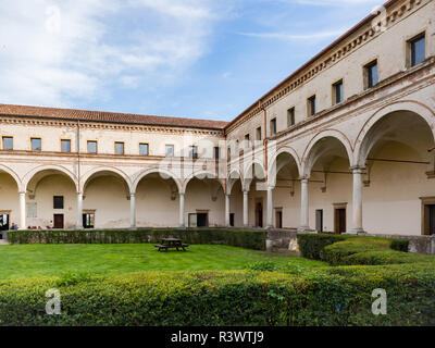 Cortile interno del chiostro della Abbazia di Carceri visto dalla loggia superiore. Foto Stock