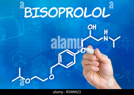 Mano con una matita disegna chimica formula strutturale di bisoprolol Foto Stock