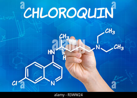 Mano con una matita disegna chimica formula strutturale di clorochina Foto Stock