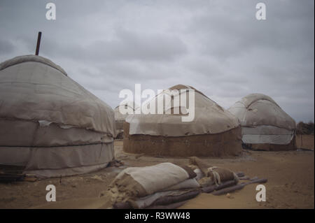 Ayaz Kala rovine e yurt camp nel nord Uzbekistan, vicino a Khiva. Foto Stock