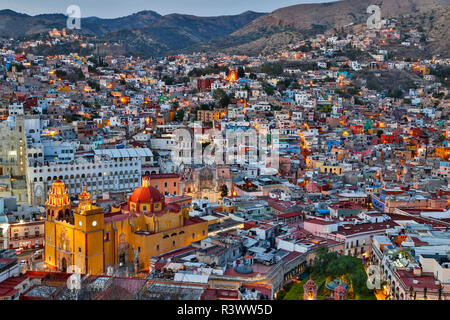 Guanajuato in Messico Centrale. Panoramica della città nella luce della sera con i suoi edifici colorati Foto Stock