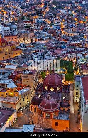 Guanajuato in Messico Centrale. Panoramica della città nella luce della sera con i suoi edifici colorati Foto Stock