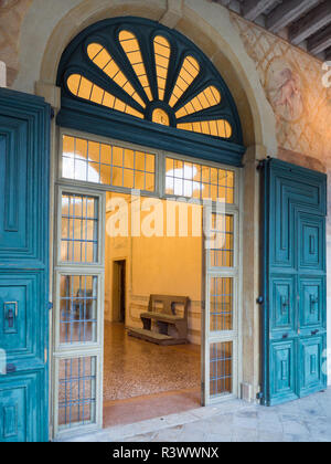 Vicenza, Italia - 26 Maggio 2018: porta di ingresso di un'antica villa del Rinascimento italiano. Foto Stock