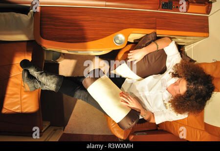 Singapore Airlines Un-380 suite comfort consente di strech le gambe e guardare il film su un grande schermo Foto Stock