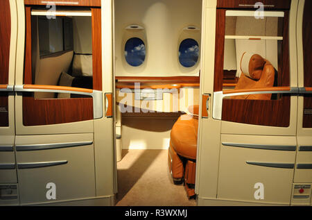 Singapore Airlines Un-380 suite comfort consente di strech le gambe e guardare il film su un grande schermo Foto Stock