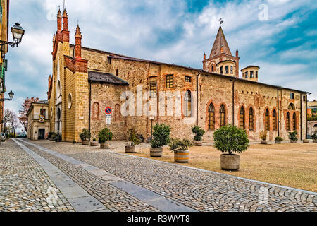 Italia Piemonte Cuneo Piazza Virginio ex piazza del mercato del vino - Chiesa di San Francesco, complesso monumentale Foto Stock