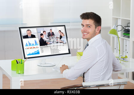 Imprenditore la videoconferenza su computer Foto Stock