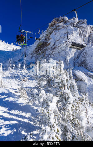 La seggiovia è coperto di brina ghiacciata, Mammoth Mountain Ski Area, Mammoth Lakes, California, Stati Uniti d'America. (Solo uso editoriale) Foto Stock