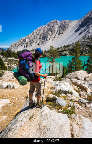 Saccopelisti al primo lago, Big Pine laghi, John Muir Wilderness, California, Stati Uniti d'America (MR) Foto Stock
