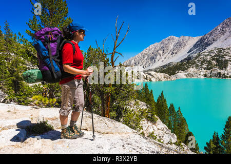 Saccopelisti al primo lago, Big Pine laghi, John Muir Wilderness, California, Stati Uniti d'America (MR) Foto Stock