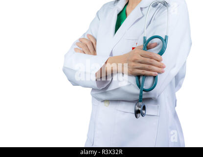 Cardiologo medico specialista indossare bianco uniforme. Medico stand con le braccia incrociate e la mano che tiene lo stetoscopio. Professionista del healthcare. Asian dott Foto Stock