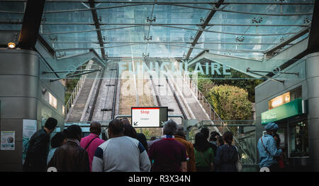 Parigi, Francia - 6 Ottobre 2018: persone che attendere il successivo in funicolare dalla stazione a salire sul Montmartre Foto Stock