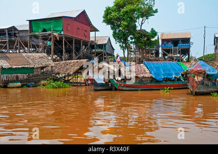 Stilt o stilted pesca case di villaggio, nella stagione secca, situato sulle rive di un estuario che lo collega al lago Tonle Sap,Cambogia Foto Stock