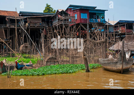 Stilt o stilted pesca case di villaggio, nella stagione secca, situato sulle rive di un estuario che lo collega al lago Tonle Sap,Cambogia Foto Stock