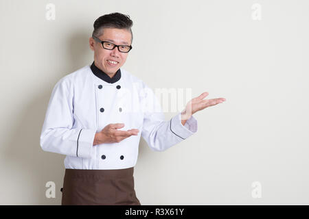 Coppia asiatica chef cinesi che mostra qualcosa Foto Stock