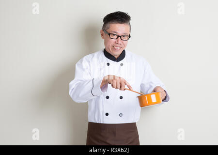 Coppia asiatica chef cinese per la cottura Foto Stock