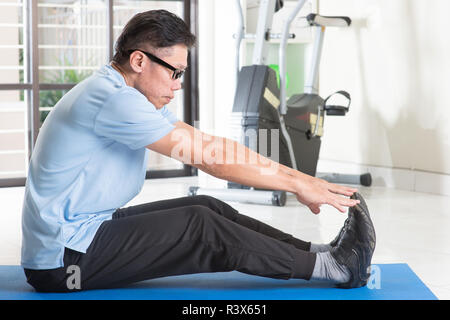 Coppia uomo asiatico allenamento in palestra Foto Stock