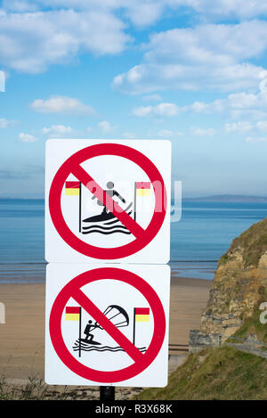 Grandi cartelli di avvertimento per i surfisti a Ballybunion Foto Stock