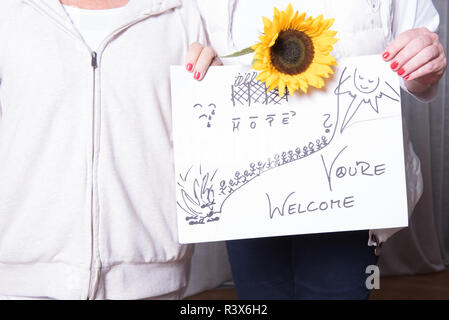 Aiutanti femmina di accogliere i rifugiati Foto Stock