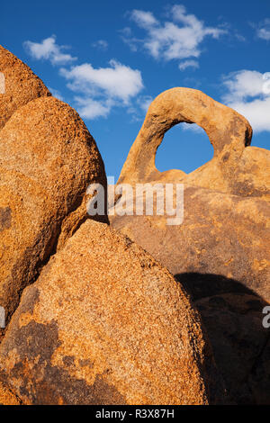 Stati Uniti, California, Sierra Nevada gamma. Whitney Portal Arch in Alabama Hills. Foto Stock