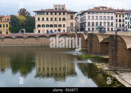Case in Firenze vicino Ponte Vecchio. Antiche e belle case in Firenze. Foto Stock