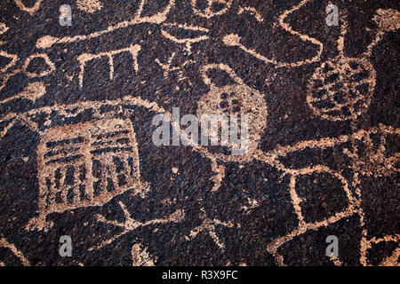 Stati Uniti, California, Owens Valley. Coperchio di petroglifi boulder. Foto Stock