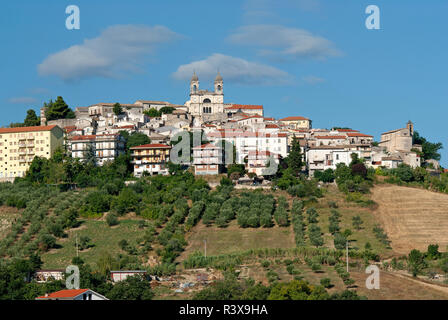 San Valentino in Abruzzo Citeriore (al centro spicca la chiesa dei Santi Valentino e Damiano), Pescara, Abruzzo, Italia Foto Stock