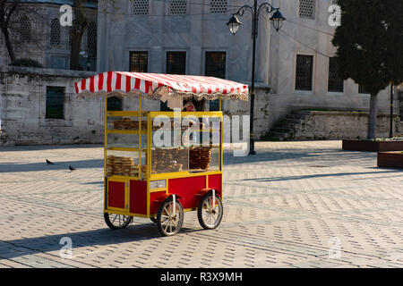 Carrello con simits bagel turco in Istanbul Foto Stock