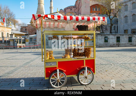 Carrello con simits bagel turco in Istanbul Foto Stock