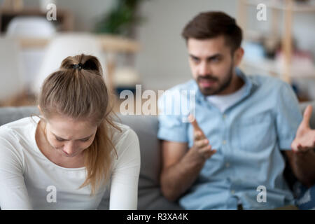 Triste moglie sentirsi giù ascolto mad marito urlare Foto Stock