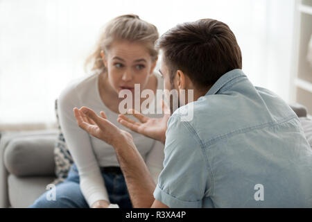 Mad millenario il marito e la moglie di discutere in casa Foto Stock