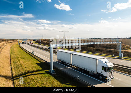 Autocarro bianco passando toll gate sul circuito di Praga, Praga, Repubblica Ceca Foto Stock