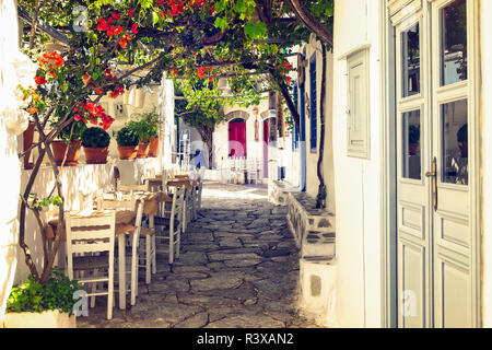 Mediterranea tradizionale strada colorato sulla isola di Amorgos, Cicladi Grecia Foto Stock