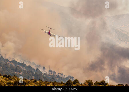 Stati Uniti, California, Lee Vining. Cal Fire e caduta di ritardante sulla marina wildfire Foto Stock