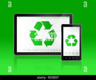 Digital tablet PC con un simbolo di riciclaggio sullo schermo. concetto ecologico Foto Stock