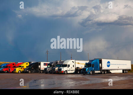 Denver, Stati Uniti d'America - Luglio 18,2013: posto di parcheggio in amore la stazione di gas dopo la tempesta pesanti.L'amore fornisce professional i camionisti e gli automobilisti con 24 ore Foto Stock