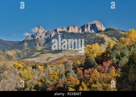 Appena ad ovest di Ridgway, Colorado. Paesaggio in autunno Castle Rock e il San Juan Mountains. Foto Stock