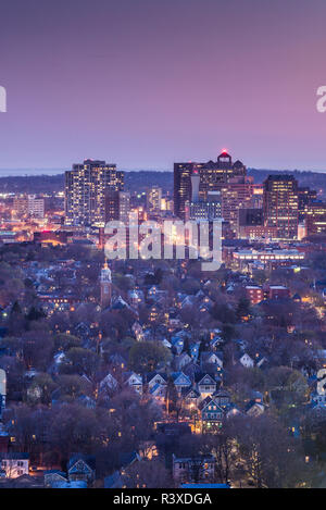 Stati Uniti d'America, Connecticut, New Haven, skyline della città da est Rock Park al crepuscolo Foto Stock