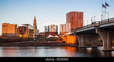 Stati Uniti d'America, Connecticut, Hartford, skyline della città con Connecticut Science Center e viaggiatori edificio, dal fiume Connecticut all'alba, autunno Foto Stock