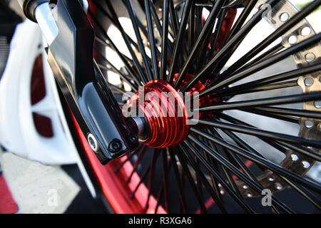 Trinciatore ruota del motociclo closeup con un modello di lucido nero raggi Foto Stock