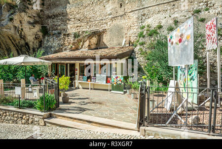 Atelier nel piccolo borgo medievale di Malcesine. Si tratta di uno dei più caratteristici paesi del lago di Garda in provincia di Verona, Italia Foto Stock