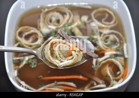 In casa austriaca zuppa di frittella dolce Foto Stock