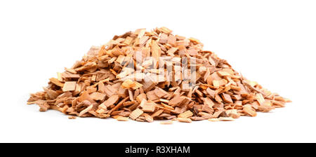 Un mucchio di trucioli di legno isolato su sfondo bianco Foto Stock