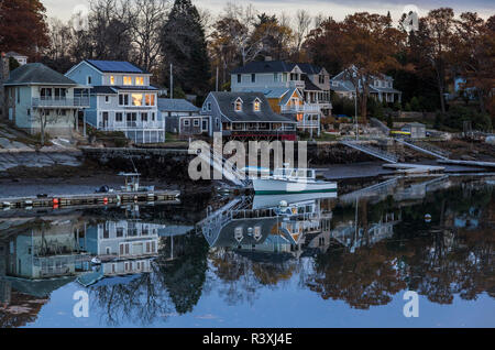 Stati Uniti d'America, Massachusetts, Cape Ann, Gloucester, Annisquam, aragosta Cove, autunno al crepuscolo Foto Stock