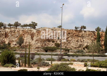 Vista della strada con colline di sabbia in Israele Foto Stock