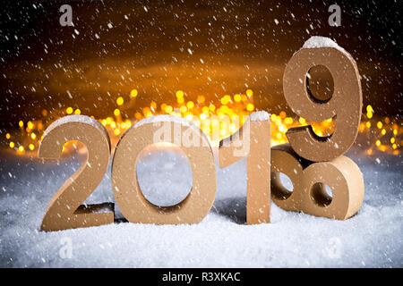 2019 felice anno nuovo natale 2018 cambiare greeting card numero di caratteri del simbolo di legno sfondo neve golden lights bokeh concept Foto Stock