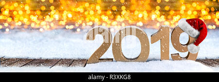 2019 felice anno nuovo Natale ampio panorama greeting card numero santa claus hat simbolo di scritte in legno sfondo neve golden lights bokeh concept Foto Stock