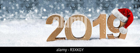 2019 felice anno nuovo Natale ampio panorama greeting card numero santa claus hat lettering simbolo neve in legno argento sfondo bokeh luci di concetto Foto Stock