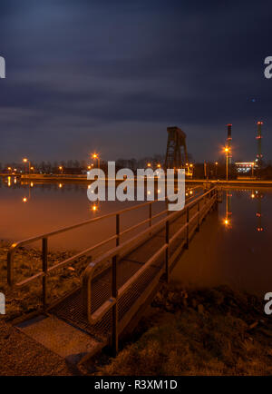 Un blocco del canale del Wesel-Datteln-Canal in Germania, le torri in background appartengono a un impianto di alluminio. Foto Stock