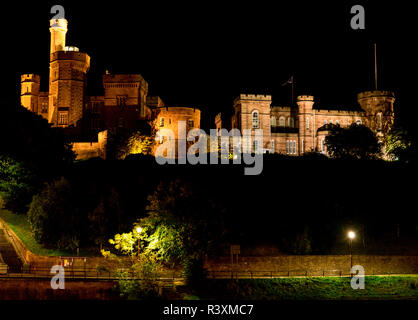 Una vista notturna illuminata di Inverness Castle Scozia settentrionale. Shot presi dall'altro lato del fiume Ness. Foto Stock